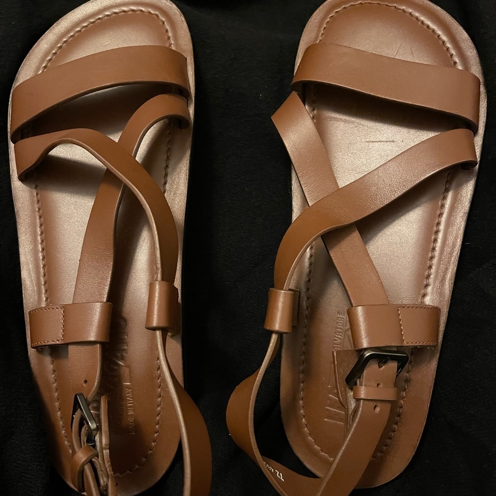 Salvatore Ferragamo 
 Brown Calfskin Leather Mens Sandals Sixe 10‎